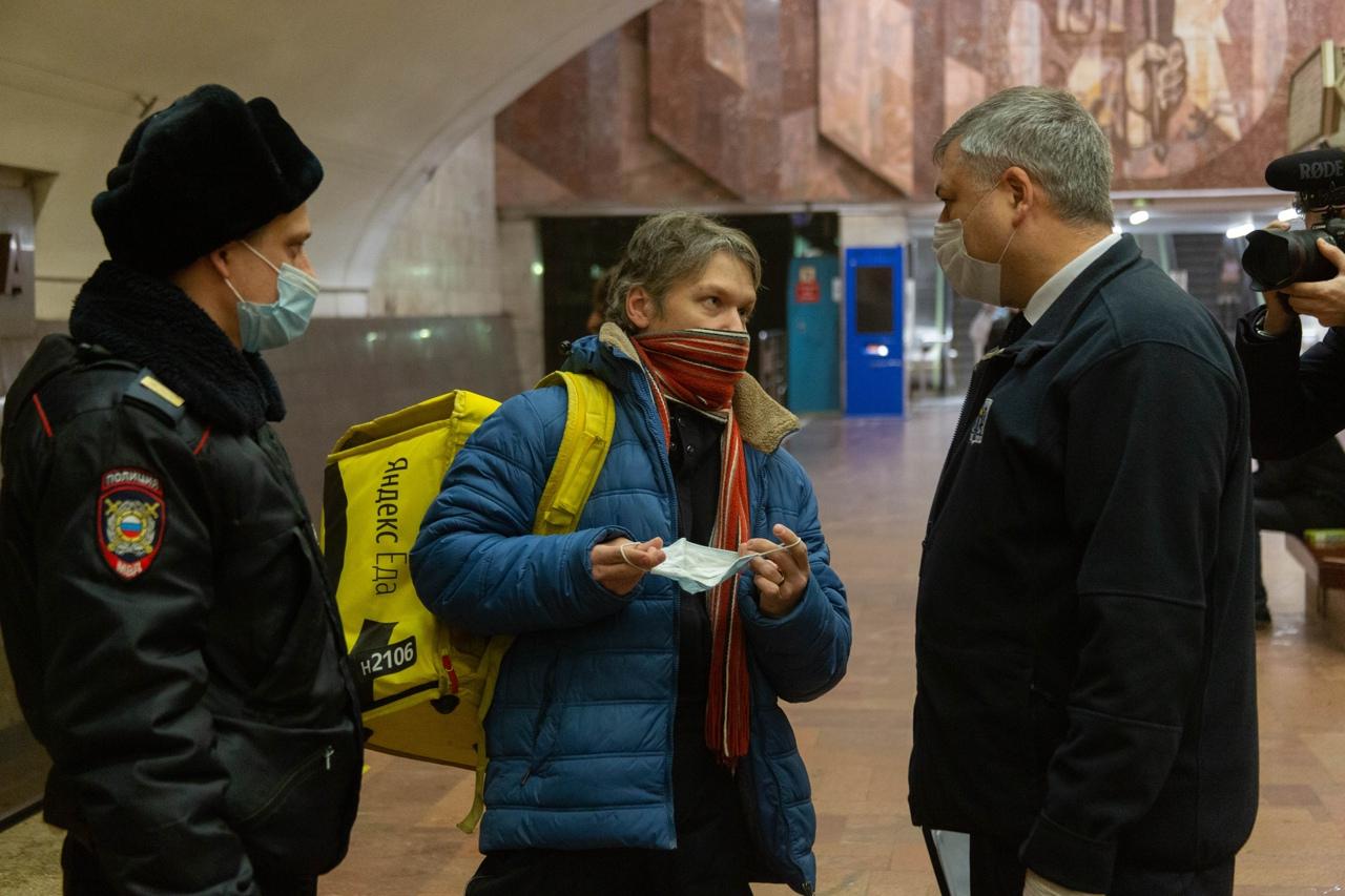 Фото Жителей Новосибирска начали штрафовать за шарфы вместо масок 3